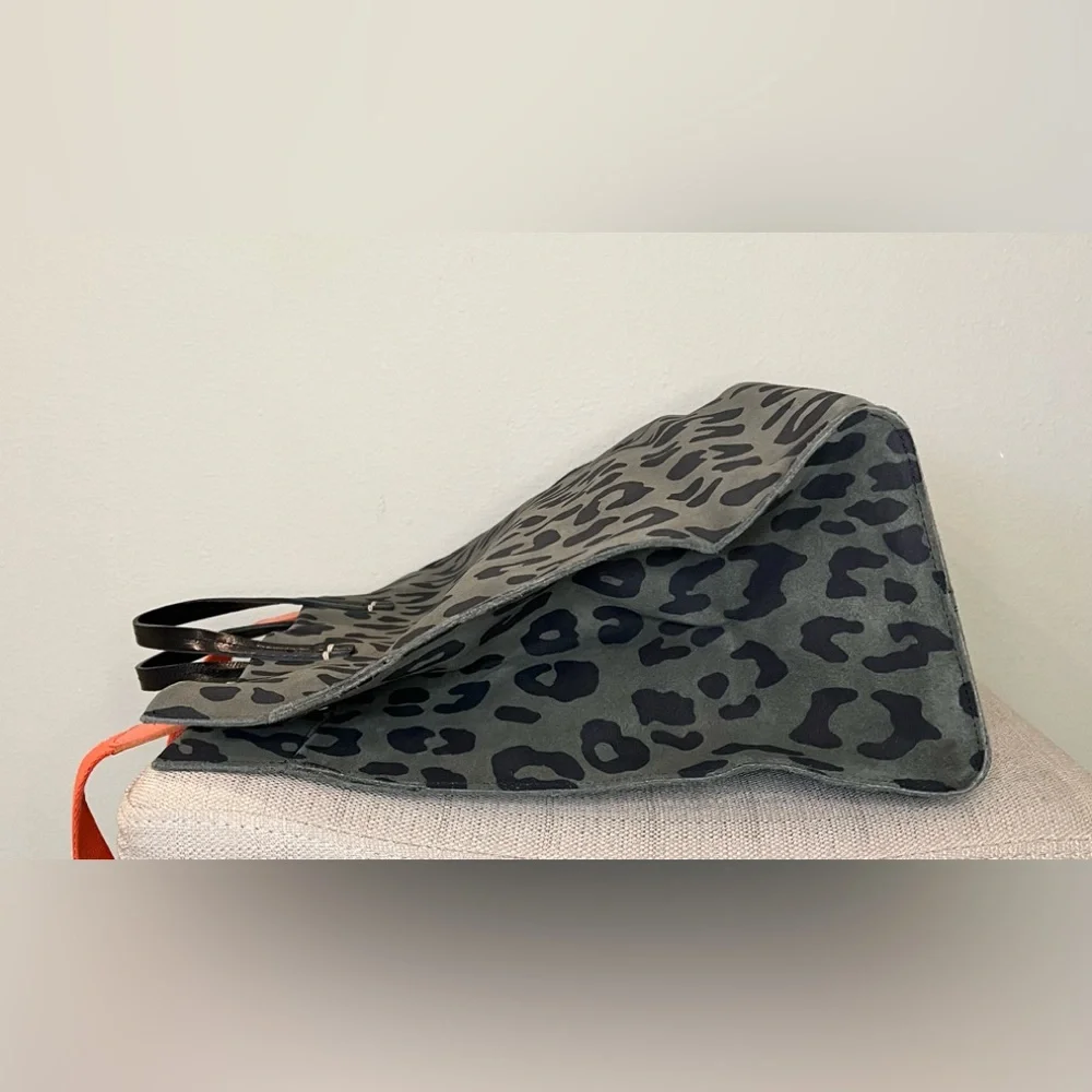 Clare V. Tote - Picture 4 of 11